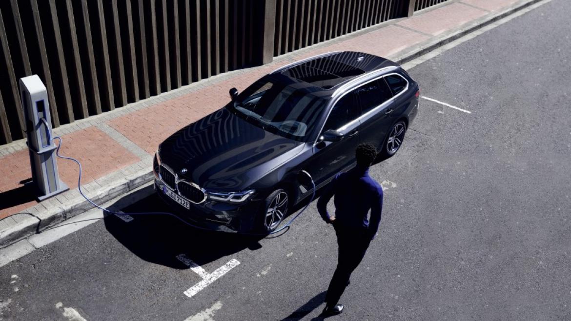 De nieuwe BMW 5 Reeks Touring Plug-in Hybride heeft het allemaal: ruimte, comfort, flexibiliteit en fiscale voordelen. Deze wagen is een elegante all-rounder die zowel in uw privé als in uw professioneel leven in elke omstandigheid inzetbaar is. Door zijn combinatie van functionaliteit en puur rijplezier is hij ontworpen voor een nieuwe generatie van zelfzekere, sportieve leiders.
